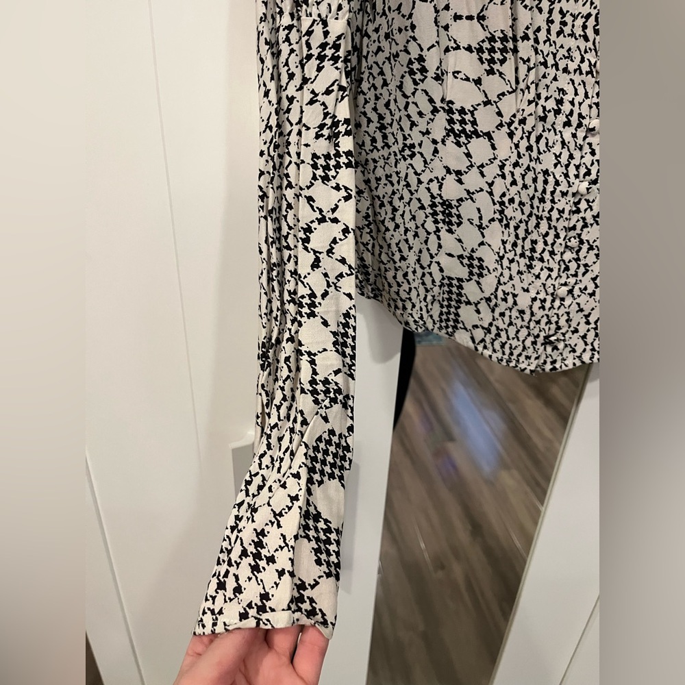 LEAVING CLOSET!Accepting almost any offer! WORN ONCE - FREE PEOPLE PATTERNED TOP - Picture 4 of 9